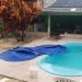 Tragédia: bebê afunda junto com lona da piscina e morre afogada em casa