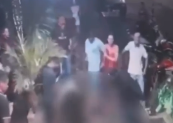 Vídeo: Rapaz é esfaqueado no pescoço e apanha até morrer em frente de boate após briga