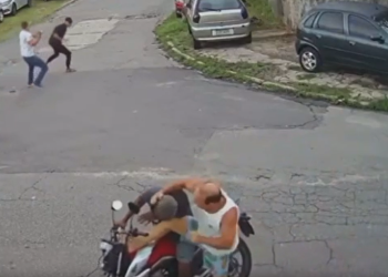Vídeo: Dupla se ferra e leva ‘voadora’ e porrada com ferro após vítimas reagirem em assalto