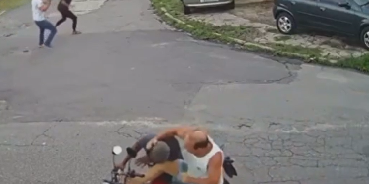 Vídeo: Dupla se ferra e leva ‘voadora’ e porrada com ferro após vítimas reagirem em assalto