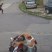 Vídeo: Dupla se ferra e leva ‘voadora’ e porrada com ferro após vítimas reagirem em assalto