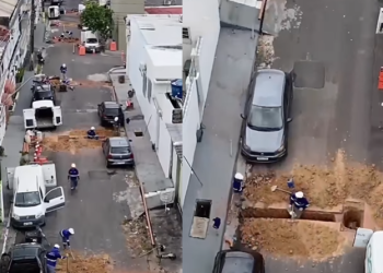 Moradores do conjunto Eldorado se revoltam após Águas de Manaus esburacar rua inteira com obra; veja