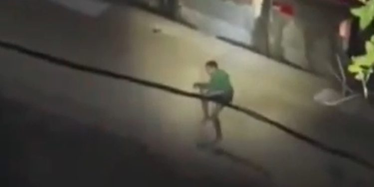 Vídeo: bandidos jogam homem da ponte, mas ele se pendura em cabo e sobrevive