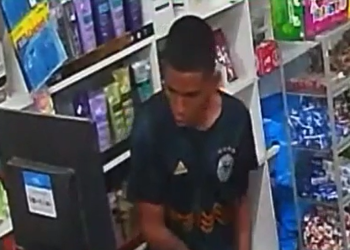 Vídeo: Assaltante aponta arma para o rosto de operador de caixa do ‘Leve Mais’, mercadinho em Manaus