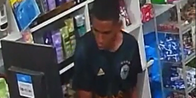 Vídeo: Assaltante aponta arma para o rosto de operador de caixa do ‘Leve Mais’, mercadinho em Manaus