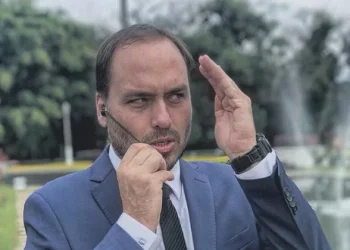 PF apreende computador com Carlos Bolsonaro em operação sobre espionagem ilegal na Abin
