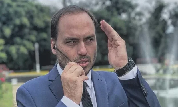 PF apreende computador com Carlos Bolsonaro em operação sobre espionagem ilegal na Abin