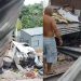 Vídeos urgentes: caminhão despenca e cai em cima de duas casas em Manaus