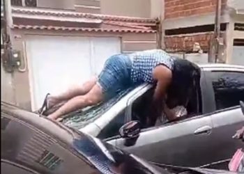 Vídeo: Transtornada com chifre, mulher pula em cima do carro onde o marido estava com a amante