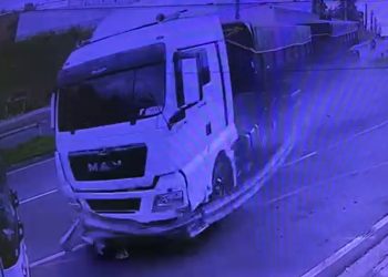 Vídeos: veja momento em que carreta descontrolada arrasta caminhão em Manaus