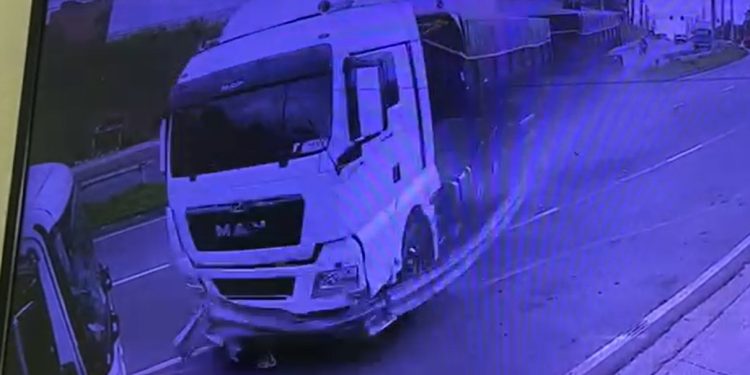 Vídeos: veja momento em que carreta descontrolada arrasta caminhão em Manaus