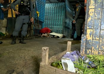 Mulher chora desesperada ao encontrar o marido morto com mais de 10 tiros na Manaus Moderna
