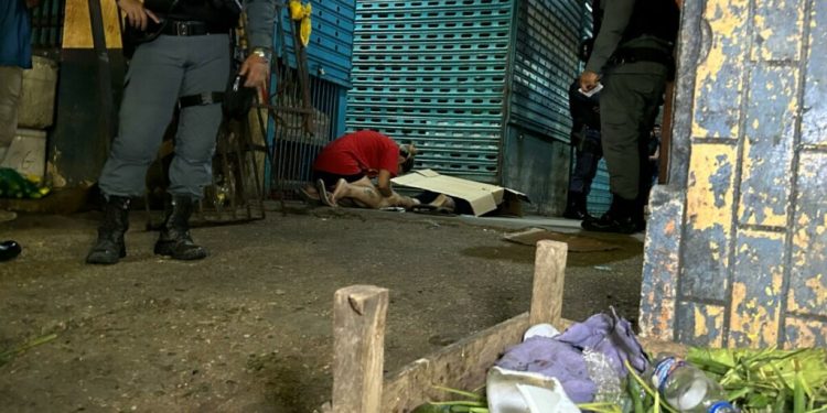 Mulher chora desesperada ao encontrar o marido morto com mais de 10 tiros na Manaus Moderna