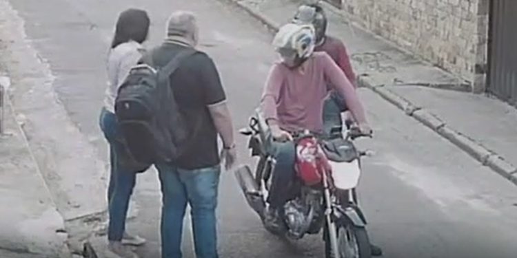 Vídeo: moradores do Japiim são assaltados no meio da rua