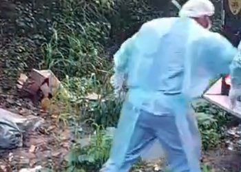 Vídeo: bandidos escondem corpo em Manaus, mas deixam pés para fora do papelão