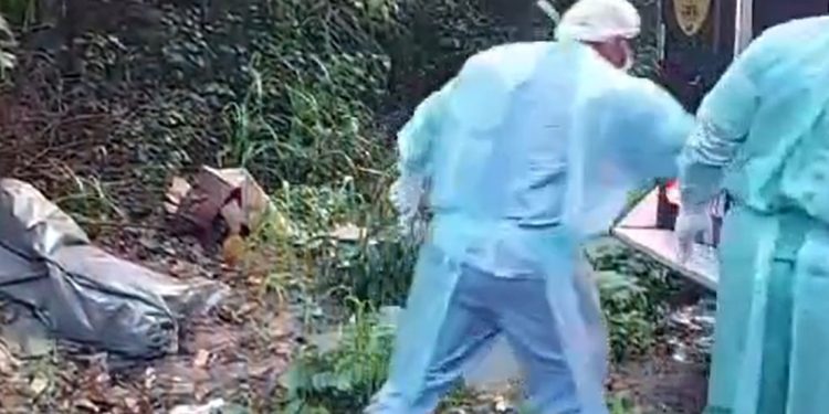 Vídeo: bandidos escondem corpo em Manaus, mas deixam pés para fora do papelão