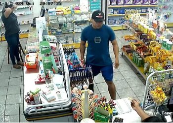 Vídeo: criminoso faz a limpa em drogaria e leva até as correntinhas das atendentes em Manaus