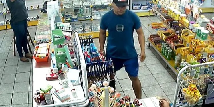 Vídeo: criminoso faz a limpa em drogaria e leva até as correntinhas das atendentes em Manaus