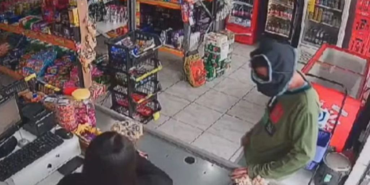 Vídeo: Ladrão ‘cuequinha’ viraliza ao cometer roubo com peça do vestuário na cabeça