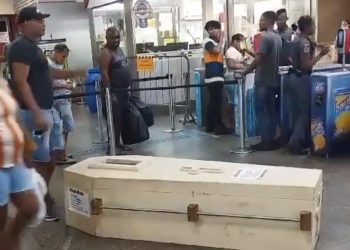 Vídeo: homem leva amigo morto no caixão para passear de metrô: ‘último desejo’