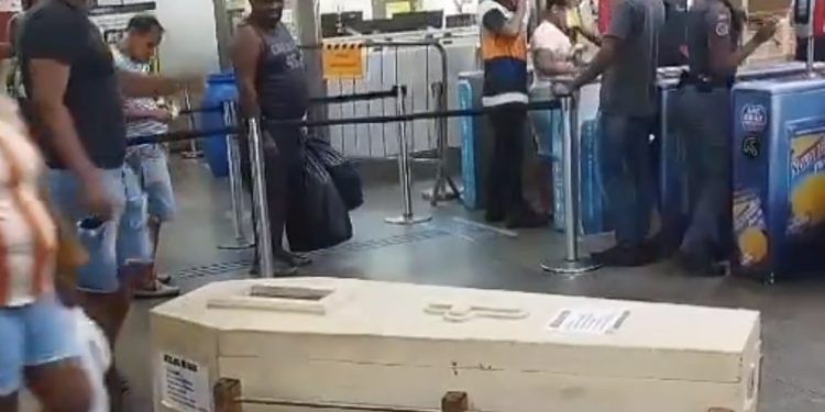 Vídeo: homem leva amigo morto no caixão para passear de metrô: ‘último desejo’