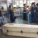 Vídeo: homem leva amigo morto no caixão para passear de metrô: ‘último desejo’
