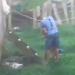 ‘Vou te botar na cadeia’, diz mulher ao gravar o vizinho batendo na esposa na frente do filho no Amazonas; veja