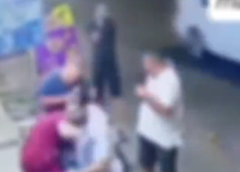 Câmera filmou execução de dupla que estava em frente de mercadinho em Manaus; veja