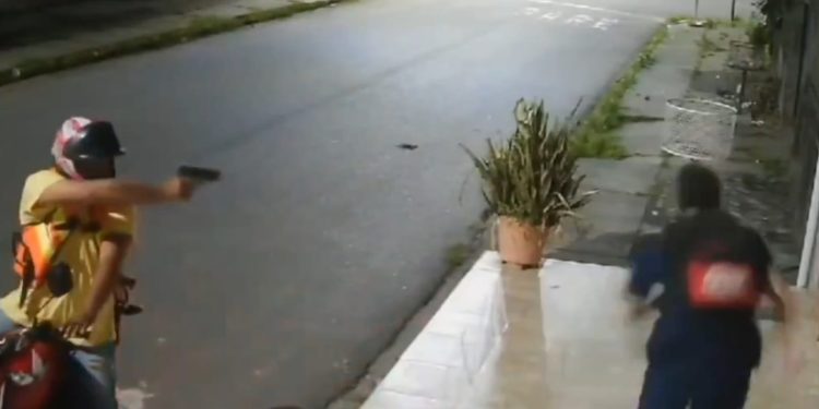 VEJA: Homem tenta fugir de assalto e acaba levando um tombo no Cidade Nova