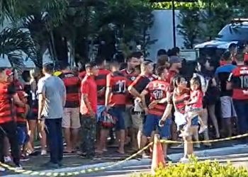 Rubro-negros lotam aeroporto e fazem fila no hotel para ver chegada do Flamengo a Manaus