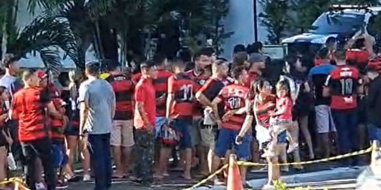 Rubro-negros lotam aeroporto e fazem fila no hotel para ver chegada do Flamengo a Manaus