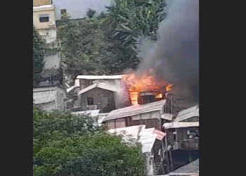 Casa pega fogo em comunidade do Centro de Manaus e fumaça assusta moradores; vídeos