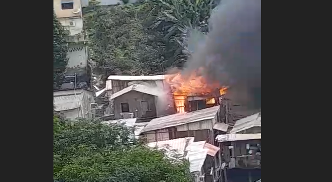 Casa pega fogo em comunidade do Centro de Manaus e fumaça assusta moradores; vídeos