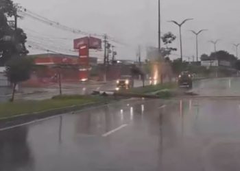 Durante forte chuva, carro derruba poste na zona Norte