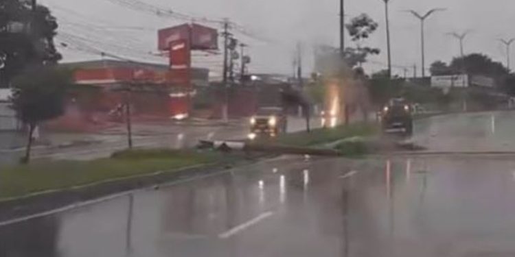 Durante forte chuva, carro derruba poste na zona Norte