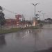 Durante forte chuva, carro derruba poste na zona Norte