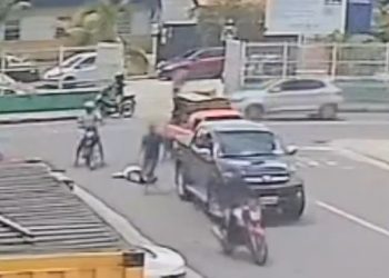 Vídeo: motoqueiro agride idoso durante briga de trânsito em Manaus e foge covardemente