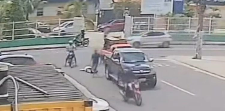 Vídeo: motoqueiro agride idoso durante briga de trânsito em Manaus e foge covardemente