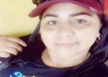 Mulher pede carona da amiga e acaba morta a tiros na garupa da moto dela