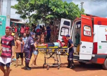 Almoçando com a família, homem tem a casa invadida em Itacoatiara e leva três tiros