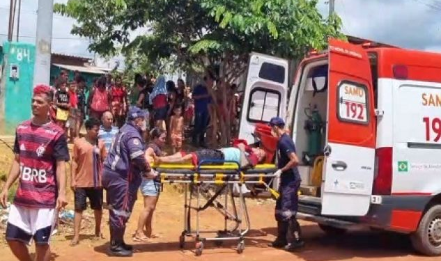 Almoçando com a família, homem tem a casa invadida em Itacoatiara e leva três tiros