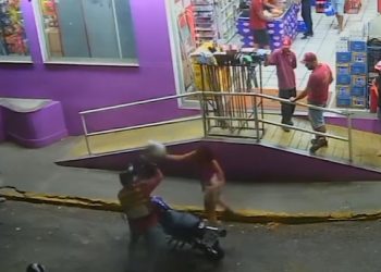 Vídeo: mulher possuída por ódio quebra cabeça de motoboy na porta do superrmecado