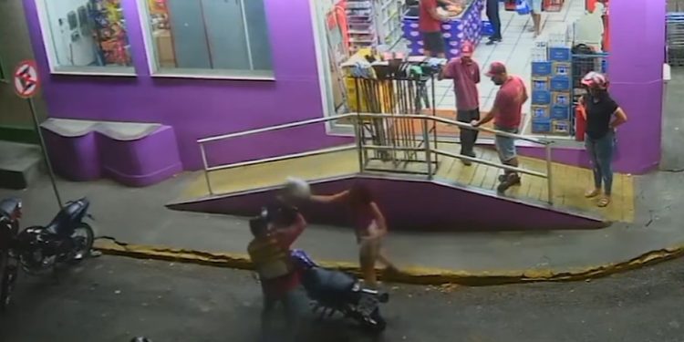 Vídeo: mulher possuída por ódio quebra cabeça de motoboy na porta do superrmecado