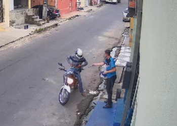 Vídeo: Aguardando rota, trabalhador é assaltado na porta de casa na Zona Leste de Manaus