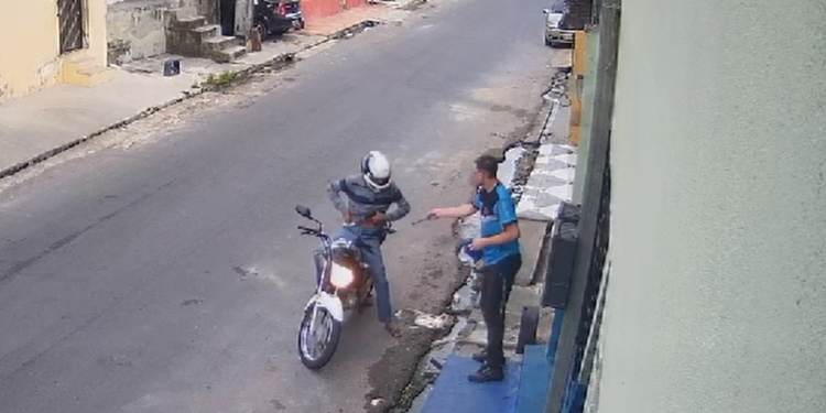 Vídeo: Aguardando rota, trabalhador é assaltado na porta de casa na Zona Leste de Manaus