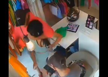 Vídeo: Jovem fica em estado grave após ser atacada com faca por criminosos dentro de loja