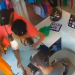 Vídeo: Jovem fica em estado grave após ser atacada com faca por criminosos dentro de loja