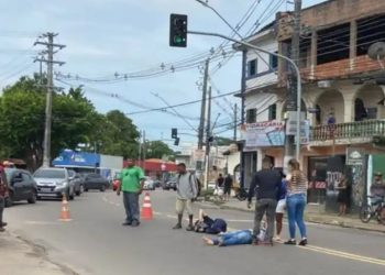 Casal “voa” após bater a moto na traseira de um carro em Manaus