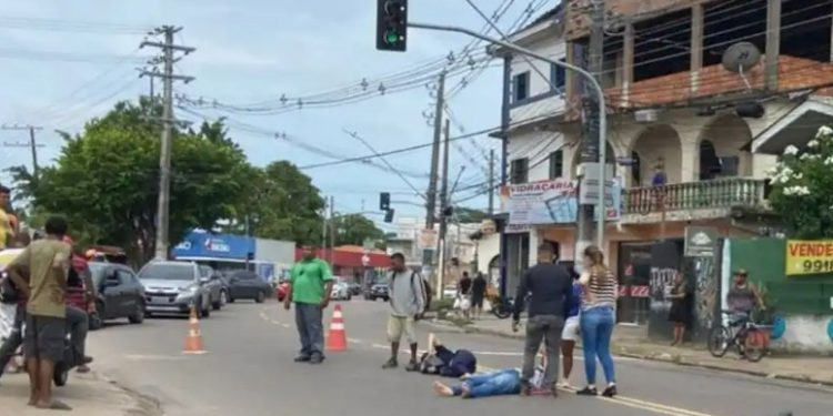 Casal “voa” após bater a moto na traseira de um carro em Manaus