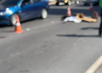 Urgente: Idosa de 64 anos morre atropelada por moto debaixo de passarela na avenida Max Teixeira